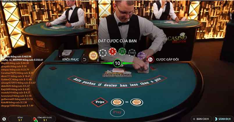 Người chơi kết hợp những lá bài chung khéo léo qua các vòng cược Poker